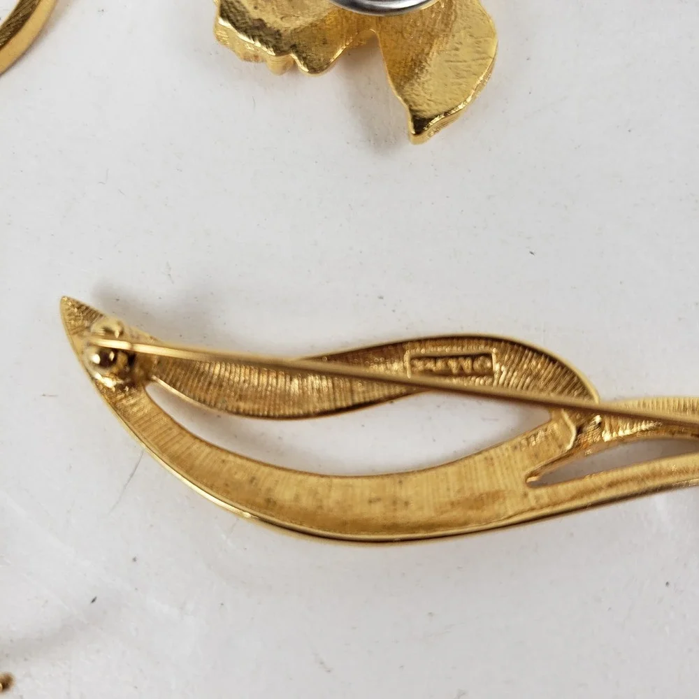 Vintage Gold Tone Brooch Pin Lot 5pc (2 Monet) Pearl Rose Heart Stick Pin Set